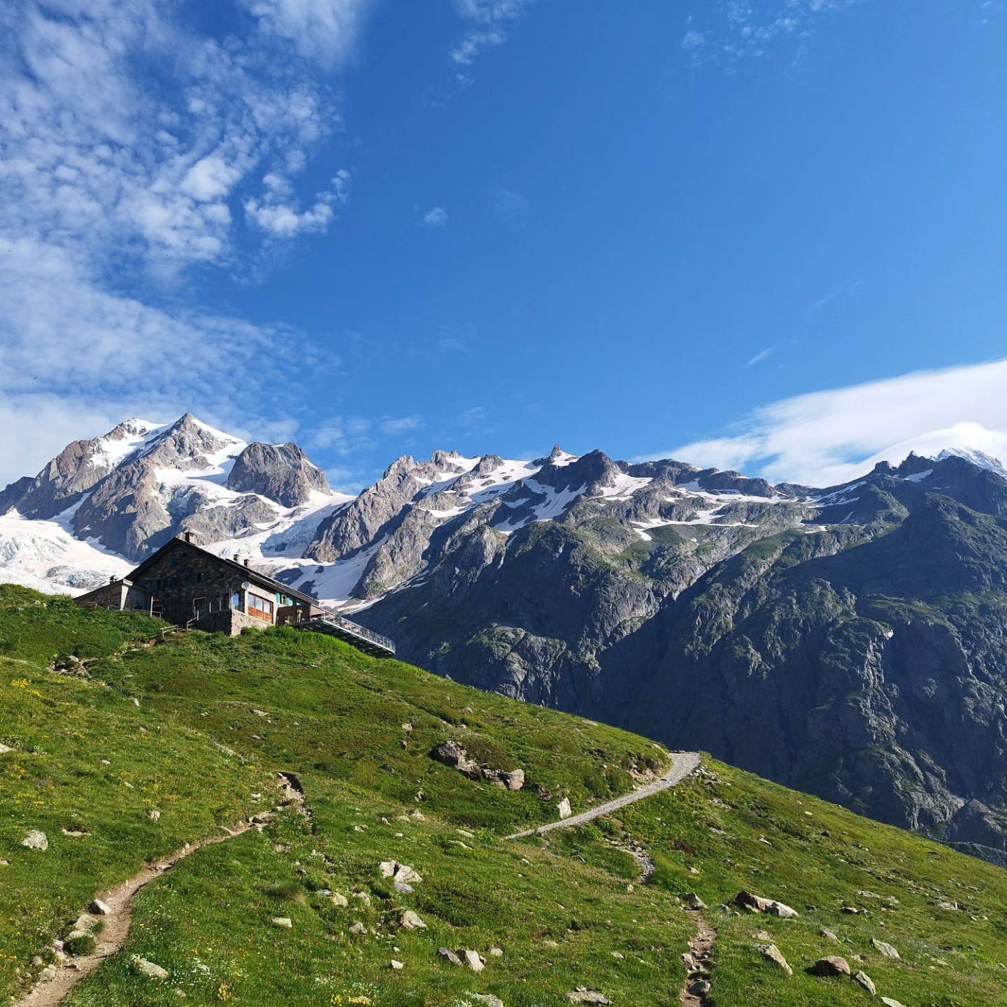 le refuge Elena sur le tour du Mont Blanc dans le val Veni Italien