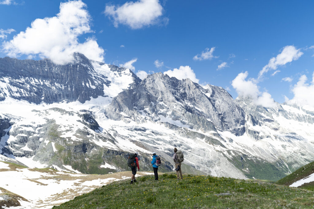 groupe de randonneur devant la grande Casee
