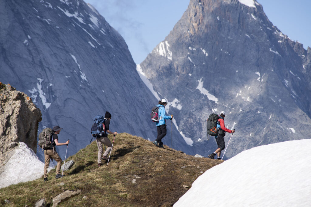 Groupe de randonneur marchant devant l'aiguille de l'Épena