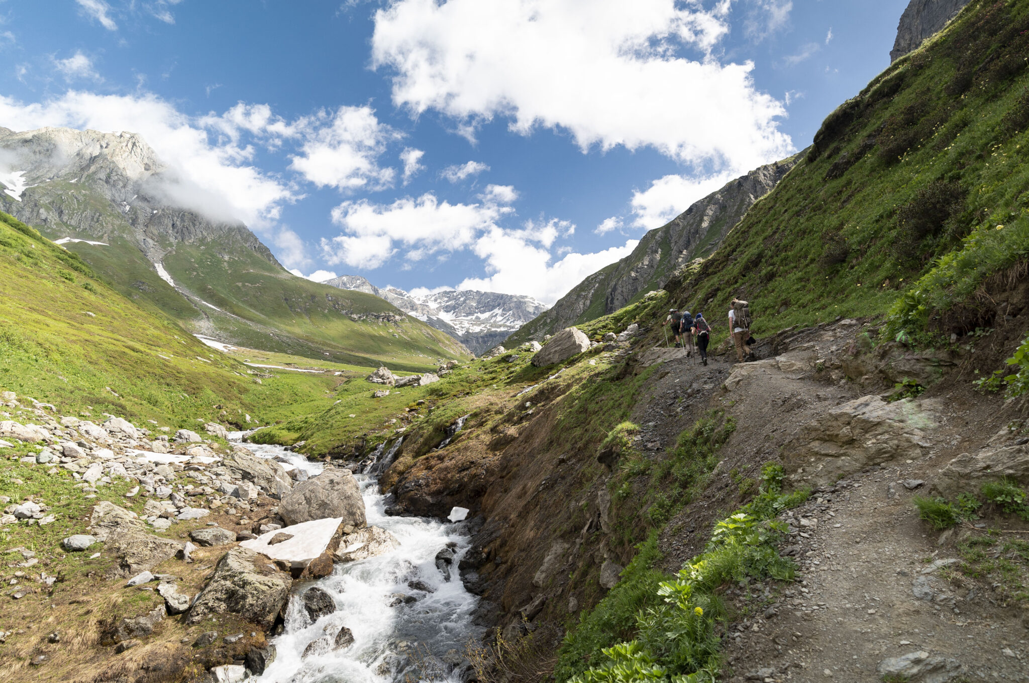 randonneur et torrent de montagne