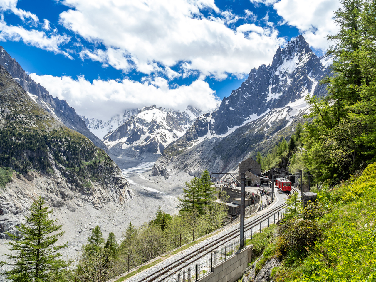 Vue sur la mer de Glace te le train du Montenvers