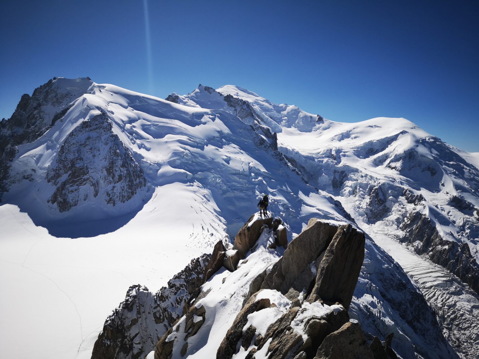 Le mont Blanc et des alpinistes sur l'arête des Cosmiques